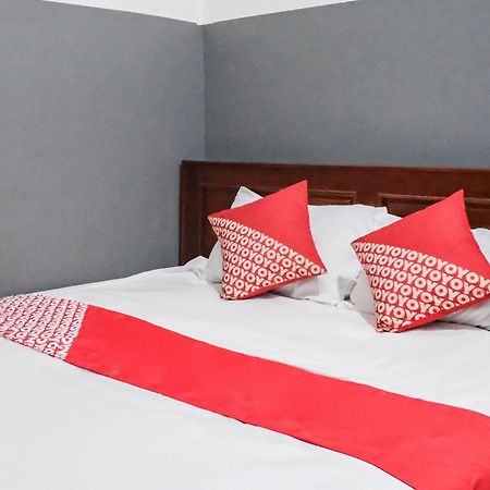 Oyo 93117 Penginapan Tiga Dara Jayapura Luaran gambar